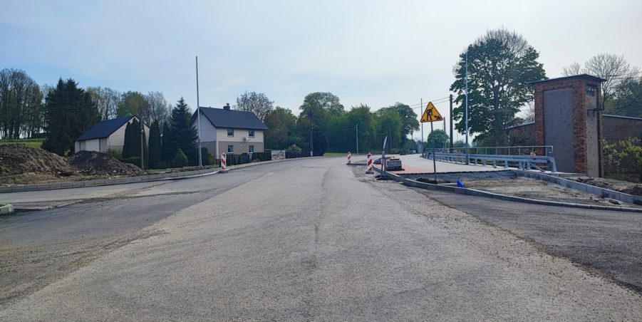 2024 04 23 km 245+600 droga wzdłuż rzeki Drama strona prawa