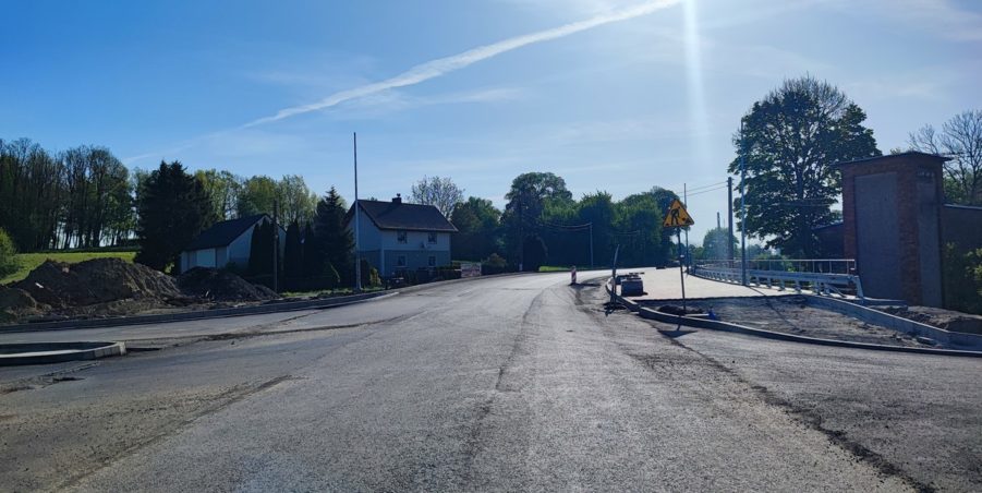 2024 04 30 km 245+600 droga wzdłuż rzeki Drama strona prawa