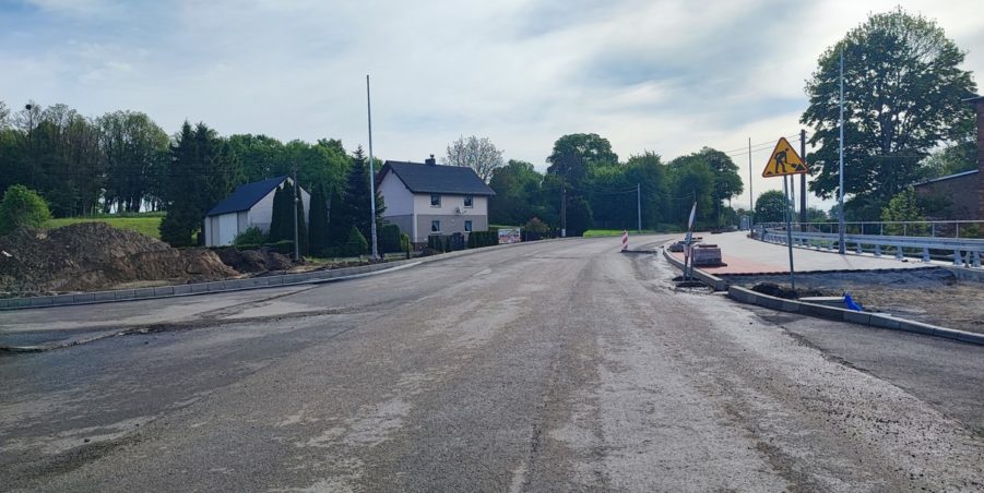 2024 05 07 km 245+600 droga wzdłuż rzeki Drama strona prawa