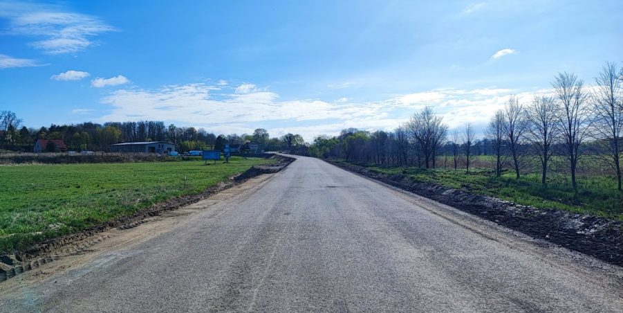 km 245+300 droga wzdłuż rzeki Drama