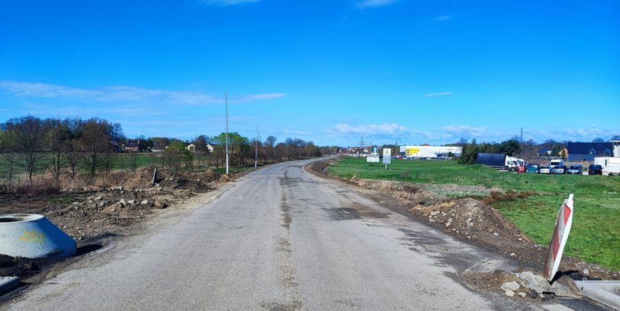 km 245+600 droga wzdłuż rzeki Drama