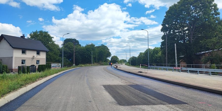 2024 08 06 km 245+600 droga wzdłuż rzeki Drama strona prawa