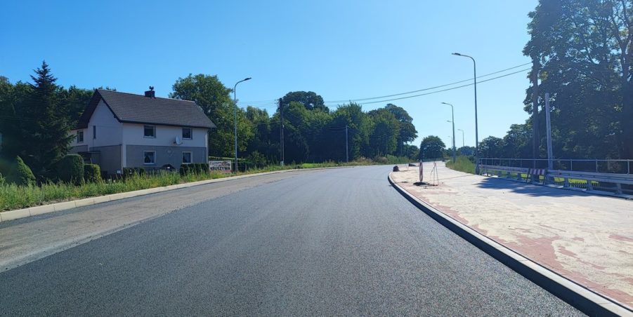 2024 08 14 km 245+600 droga wzdłuż rzeki Drama strona prawa