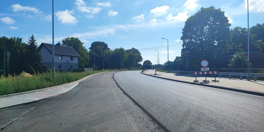 2024 08 20 km 245+600 droga wzdłuż rzeki Drama strona prawa