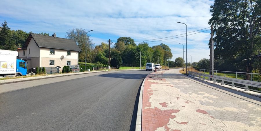 2024 10 01 km 245+600 droga wzdłuż rzeki Drama strona prawa