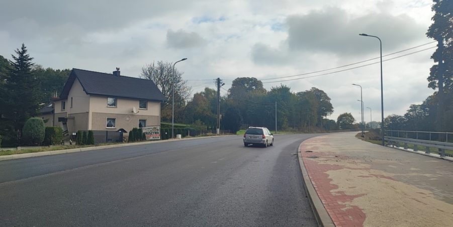 2024 10 15 km 245+600 droga wzdłuż rzeki Drama strona prawa
