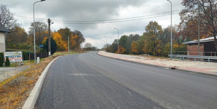 2024 10 31 km 245+600 droga wzdłuż rzeki Drama strona prawa