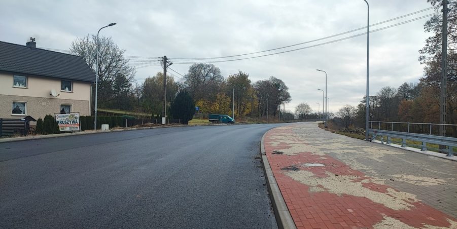 2024 11 14 km 245+600 droga wzdłuż rzeki Drama strona prawa