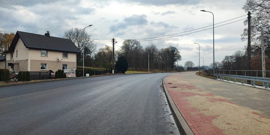 2024 11 28 km 245+600 droga wzdłuż rzeki Drama strona prawa