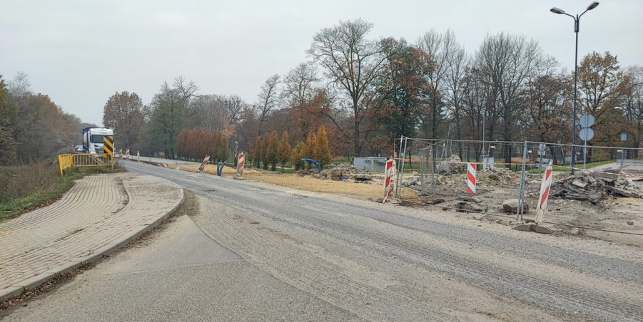 km 244+150 skrzyżowanie z ul. Powstańców Śląskich strona lewa