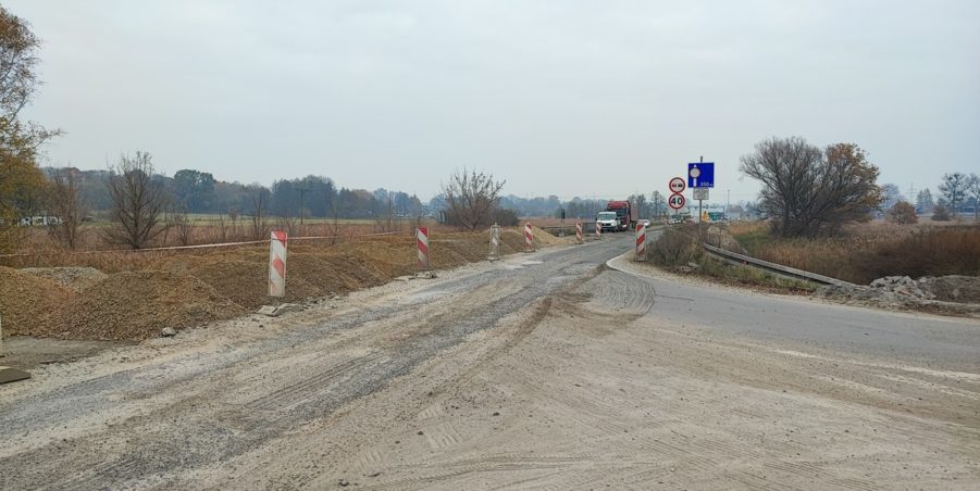 km 244+150 skrzyżowanie z ul. Powstańców Śląskich strona prawa