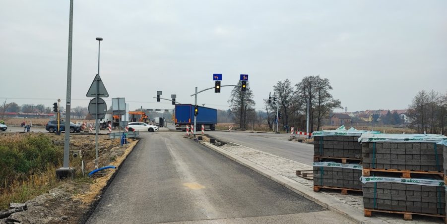 km 244+600 skrzyżowanie z ul. Gliwicką strona lewa