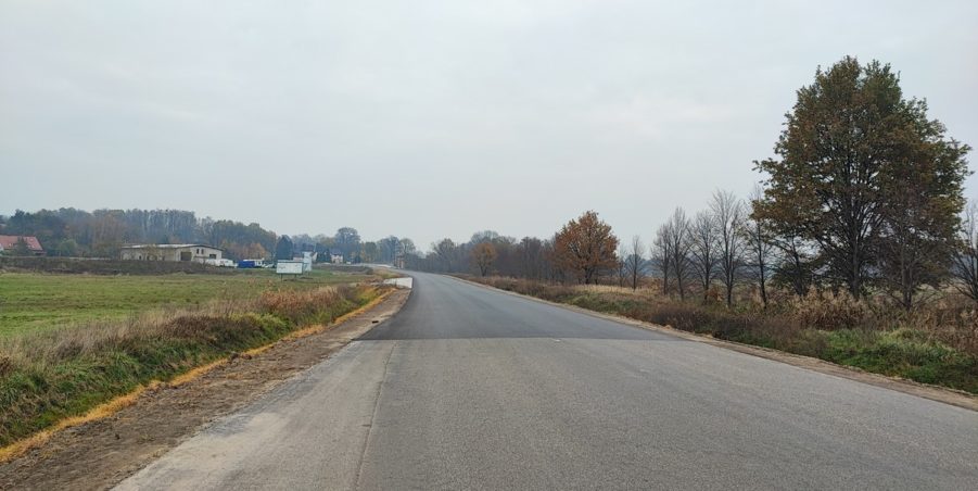 km 245+300 droga wzdłuż rzeki Drama