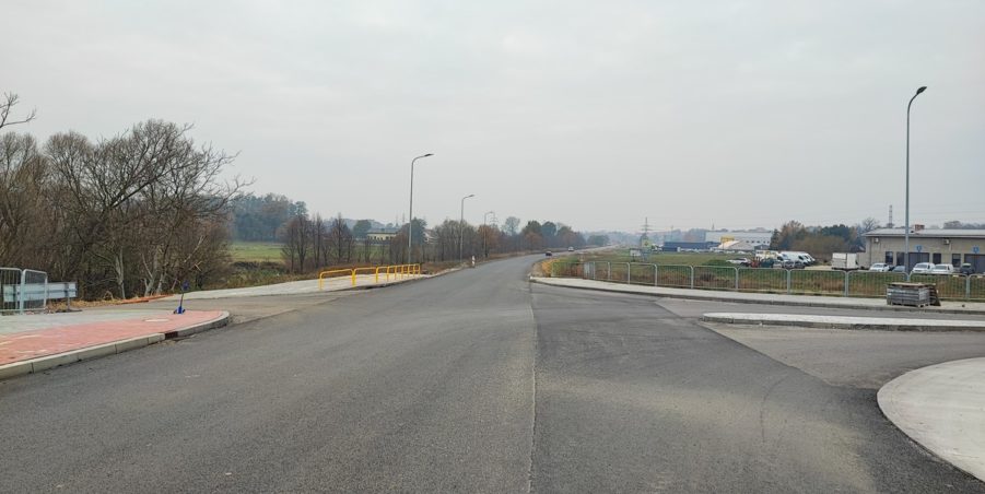 km 245+600 droga wzdłuż rzeki Drama