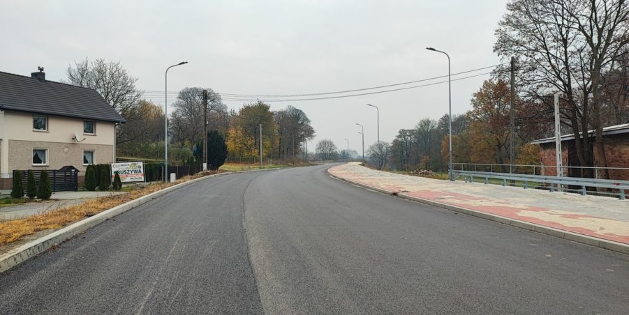 km 245+600 droga wzdłuż rzeki Drama strona prawa
