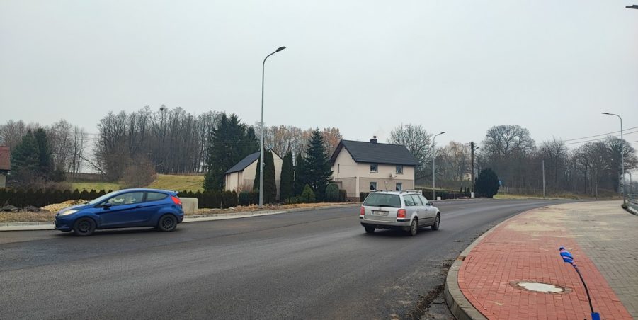2024 12 04 km 245+600 droga wzdłuż rzeki Drama strona prawa
