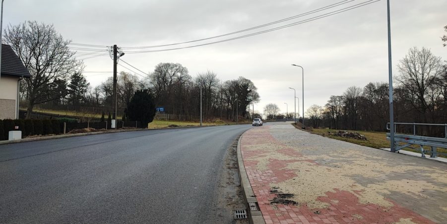2024 12 17 km 245+600 droga wzdłuż rzeki Drama strona prawa