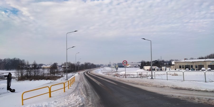 2025 01 14 km 245+600 droga wzdłuż rzeki Drama strona lewa