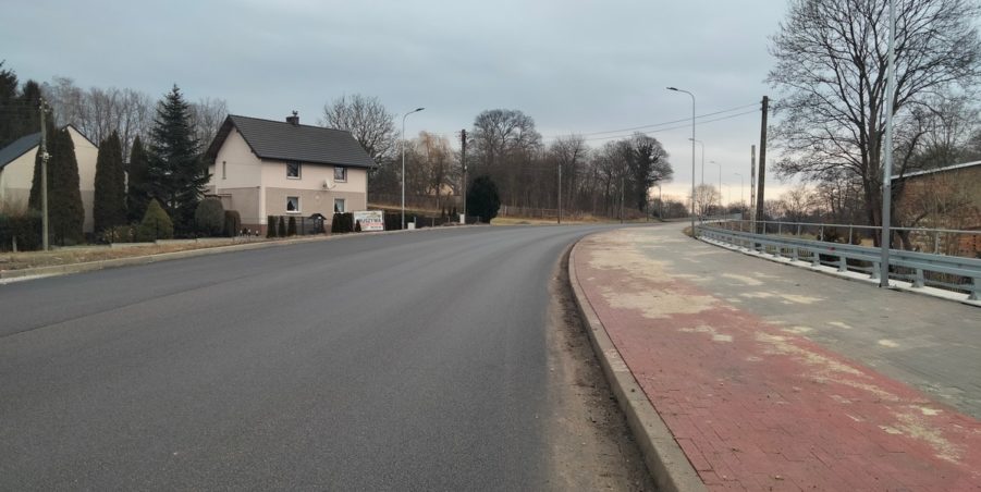 2025 01 31 km 245+600 droga wzdłuż rzeki Drama strona prawa