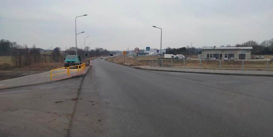 2025 02 13 km 245+600 droga wzdłuż rzeki Drama strona lewa