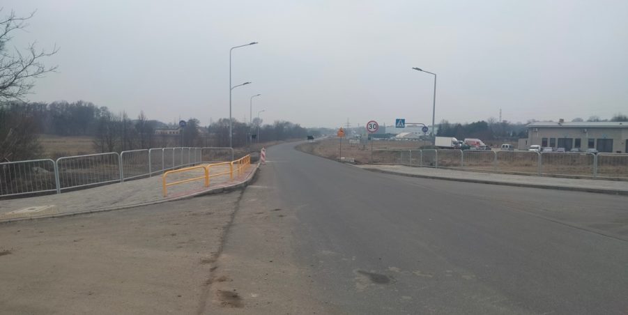 2025 02 21 km 245+600 droga wzdłuż rzeki Drama strona lewa