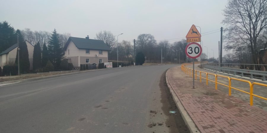 2025 02 21 km 245+600 droga wzdłuż rzeki Drama strona prawa