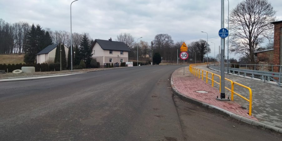 2025 02 28 km 245+600 droga wzdłuż rzeki Drama strona prawa
