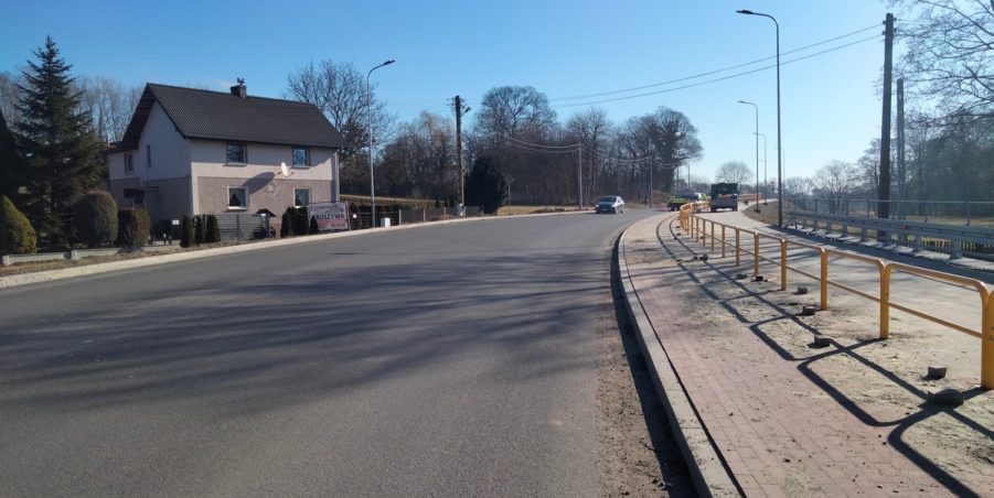 2025 03 06 km 245+600 droga wzdłuż rzeki Drama strona prawa