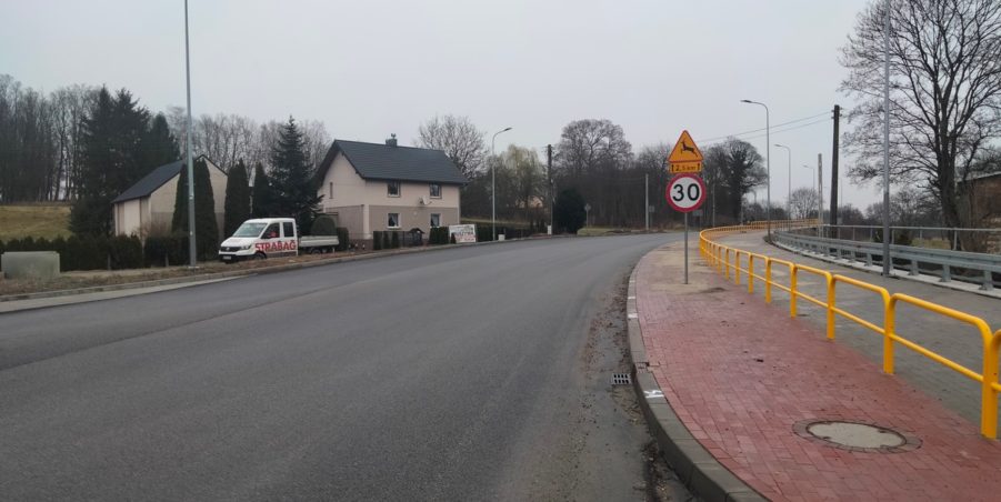 2025 03 14 km 245+600 droga wzdłuż rzeki Drama strona prawa