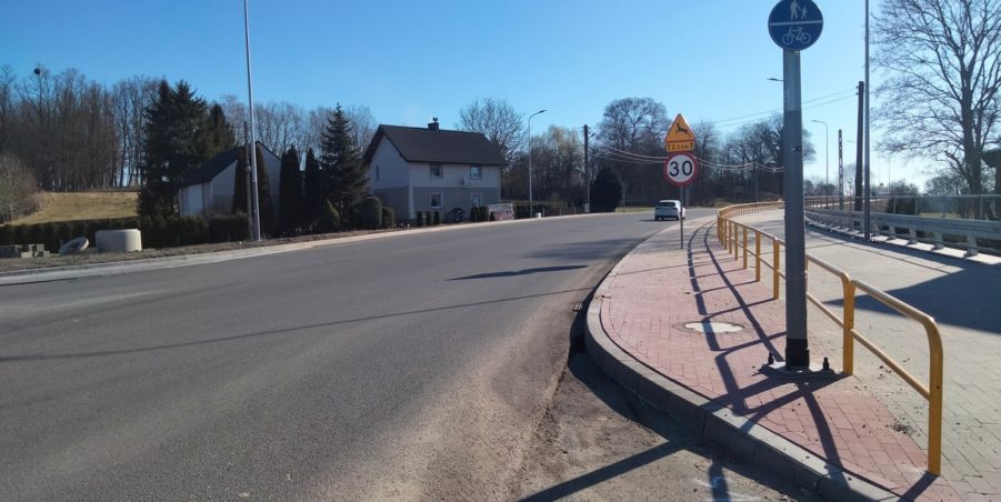 2025 03 20 km 245+600 droga wzdłuż rzeki Drama strona prawa