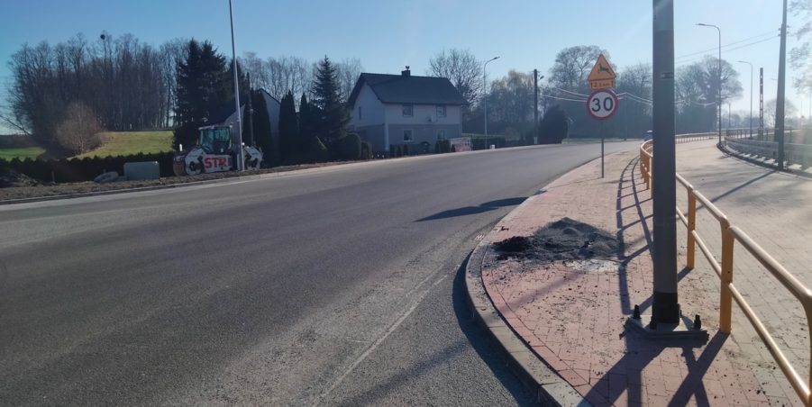 2025 04 04 km 245+600 droga wzdłuż rzeki Drama strona prawa