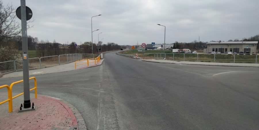 2025 04 11 km 245+600 droga wzdłuż rzeki Drama strona lewa