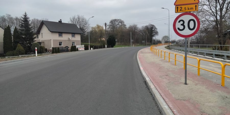 2025 04 11 km 245+600 droga wzdłuż rzeki Drama strona prawa