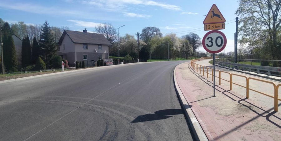 2025 04 17 km 245+600 droga wzdłuż rzeki Drama strona prawa