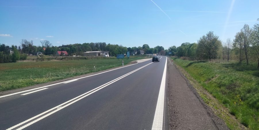 2025 04 30 km 245+300 droga wzdłuż rzeki Drama