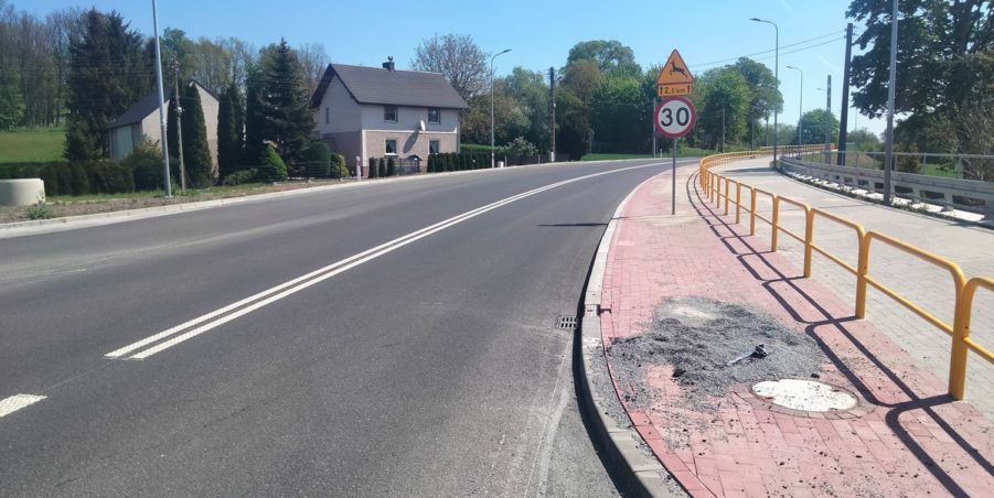 2025 04 30 km 245+600 droga wzdłuż rzeki Drama strona prawa