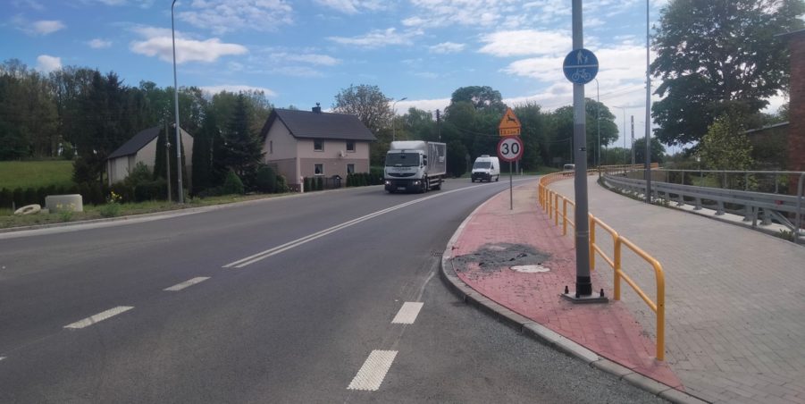 2025 05 09 km 245+600 droga wzdłuż rzeki Drama strona prawa