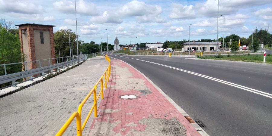 2025 05 23 km 245+600 droga wzdłuż rzeki Drama strona lewa