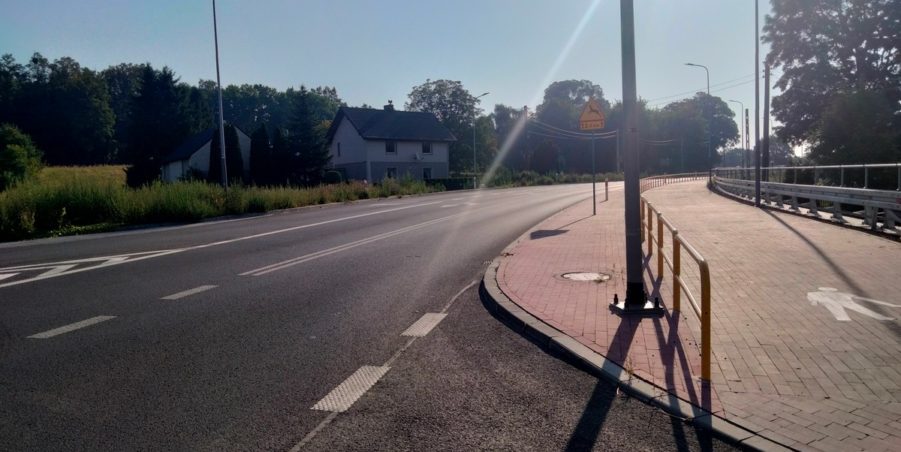 2025 08 14 km 245+600 droga wzdłuż rzeki Drama strona prawa