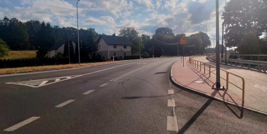 2025 09 02 km 245+600 droga wzdłuż rzeki Drama strona prawa