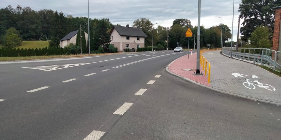 2025 09 12 km 245+600 droga wzdłuż rzeki Drama strona prawa