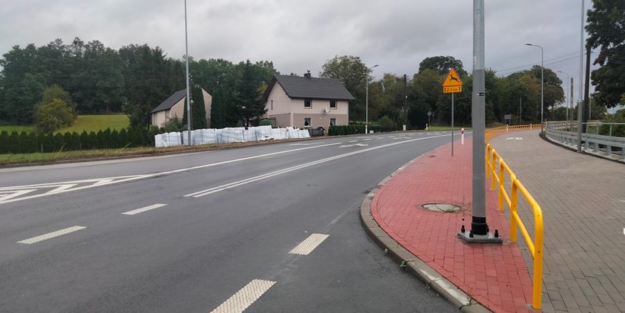2025 09 17 km 245+600 droga wzdłuż rzeki Drama strona prawa