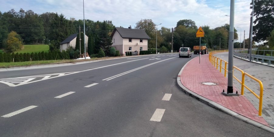 2025 09 26 km 245+600 droga wzdłuż rzeki Drama strona prawa