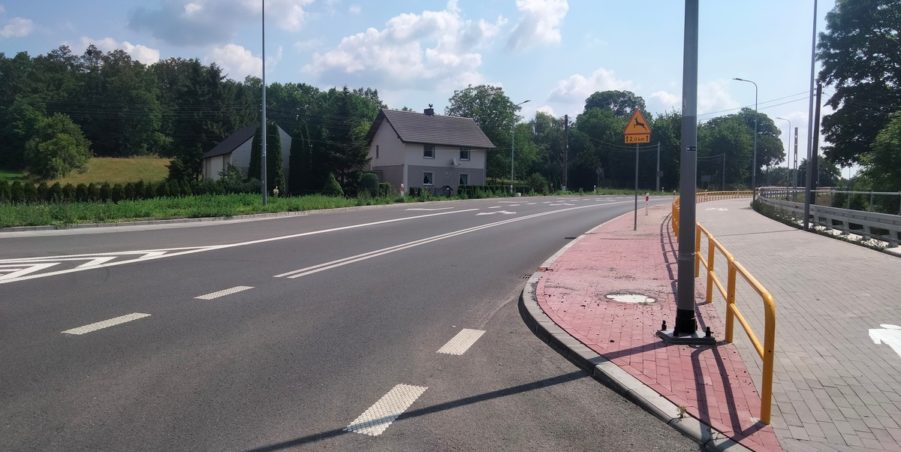2025 07 15 km 245+600 droga wzdłuż rzeki Drama strona prawa